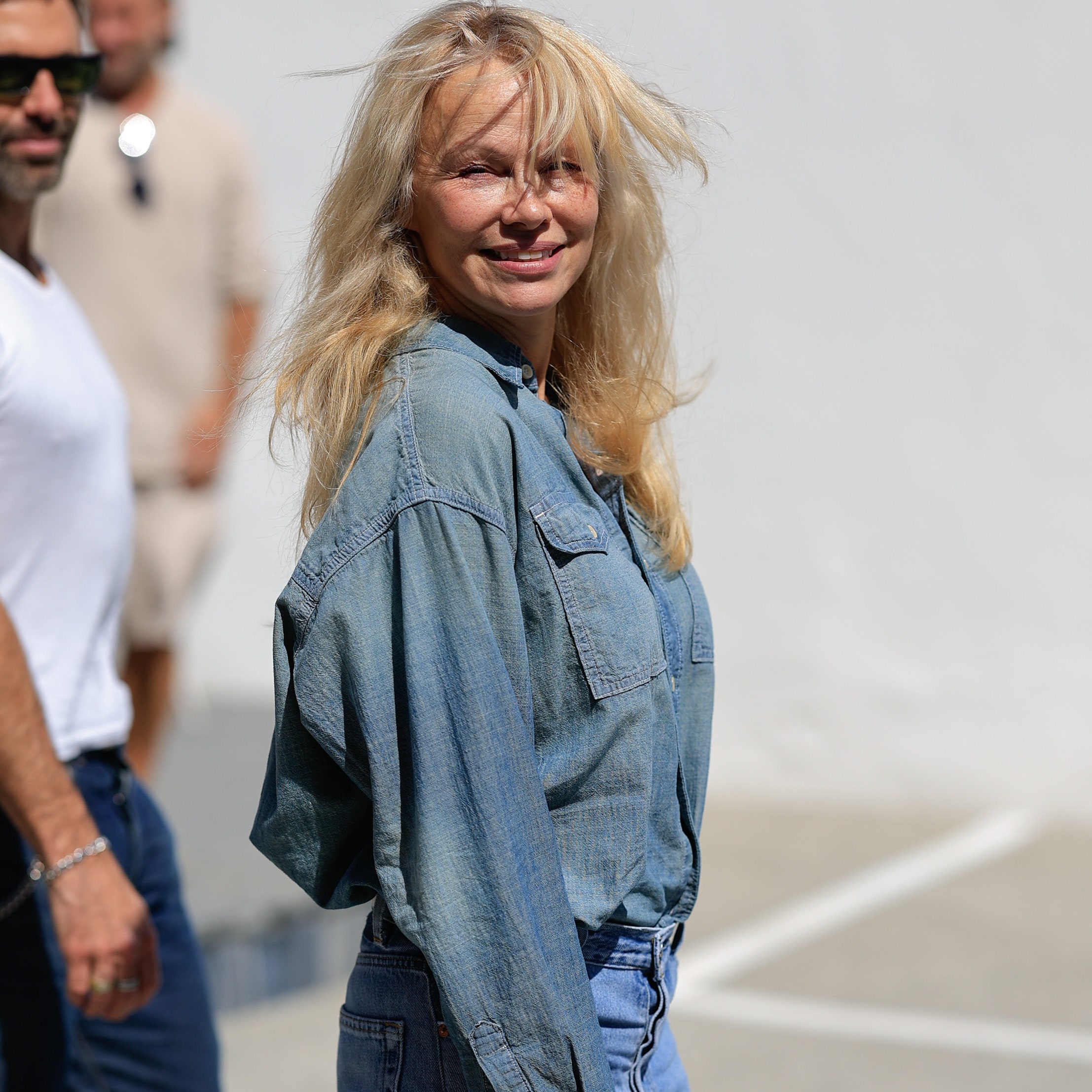 Pamela Anderson causa sensación con sandalias y pantalones blancos acampanados en Copenhague