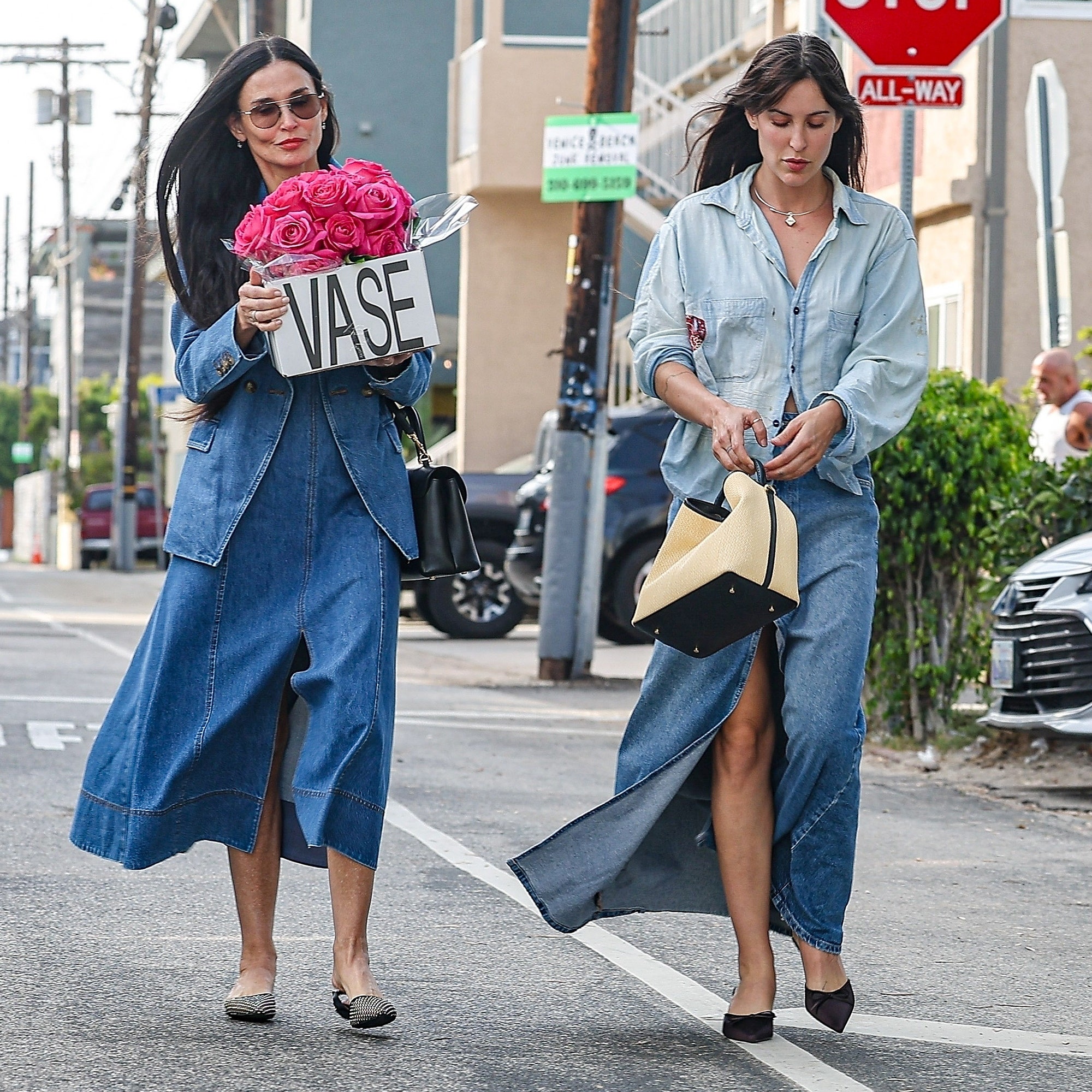 Demi Moore y Scout Willis llevan looks coordinados madre e hija, con falda de mezclilla y bailarinas