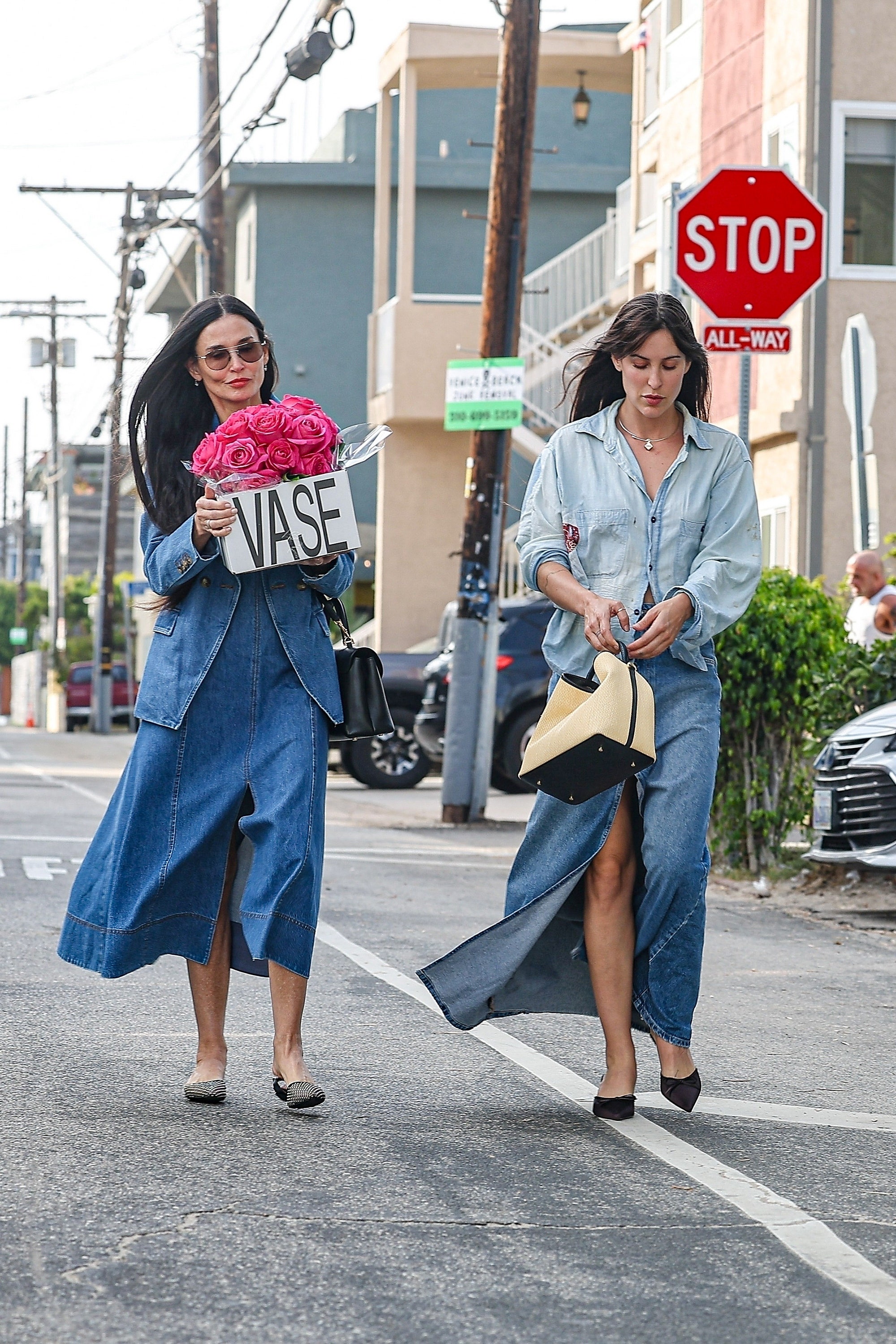 Demi Moore con su hija Scout Willis con falda de mezclilla y bailarinas.