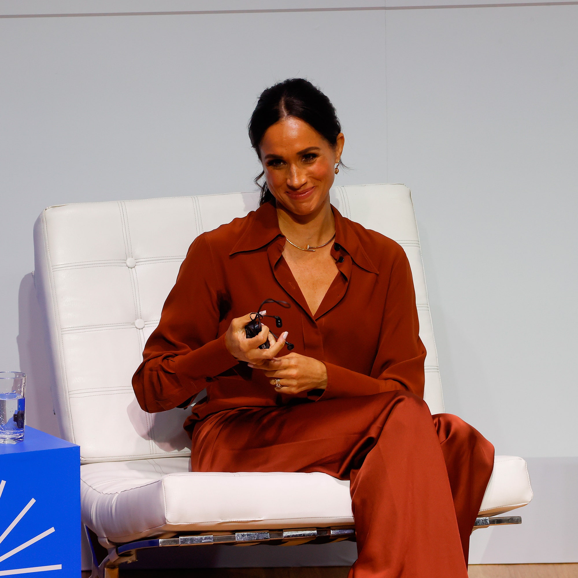 Meghan Markle luce cómoda y elegante con pantalones pijameros y sandalias de tacón en Colombia