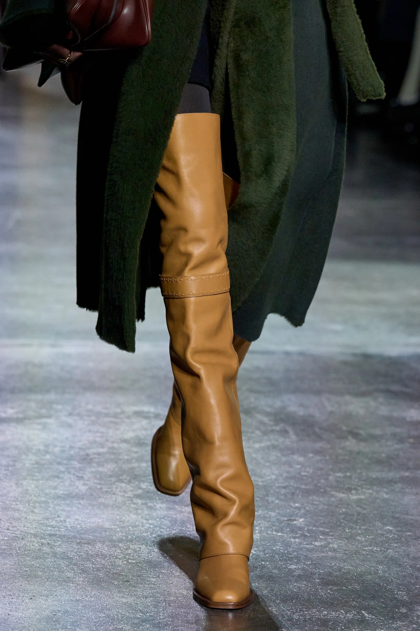 Botas altas en cuero de Fendi OtoñoInvierno 2024.