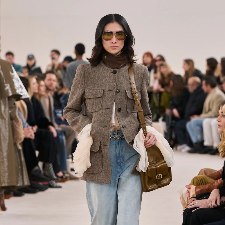 Modelo luce unos jeans acampanados con blazer en Chloé, Otoño-Invierno 2024