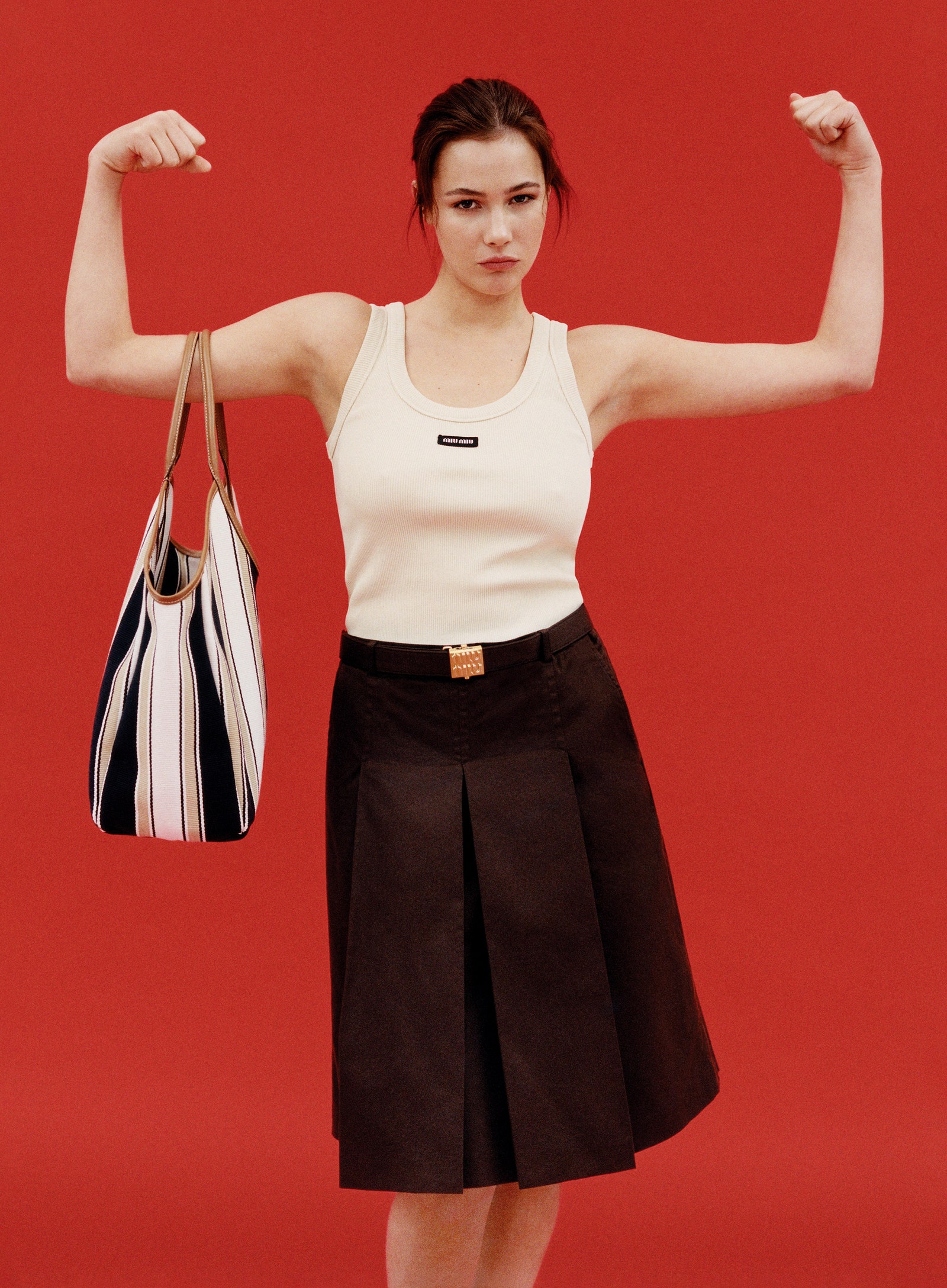 Mujer con camiseta blanca y falda negra