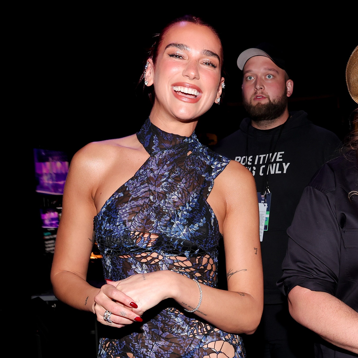 Dua Lipa lleva los zapatos pumps y vestido transparente más perfectos en su cumpleaños 29