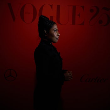 Yalitza Aparicio celebra 25 años de Vogue México y Latinoamérica luciendo medias con sandalias de tacón