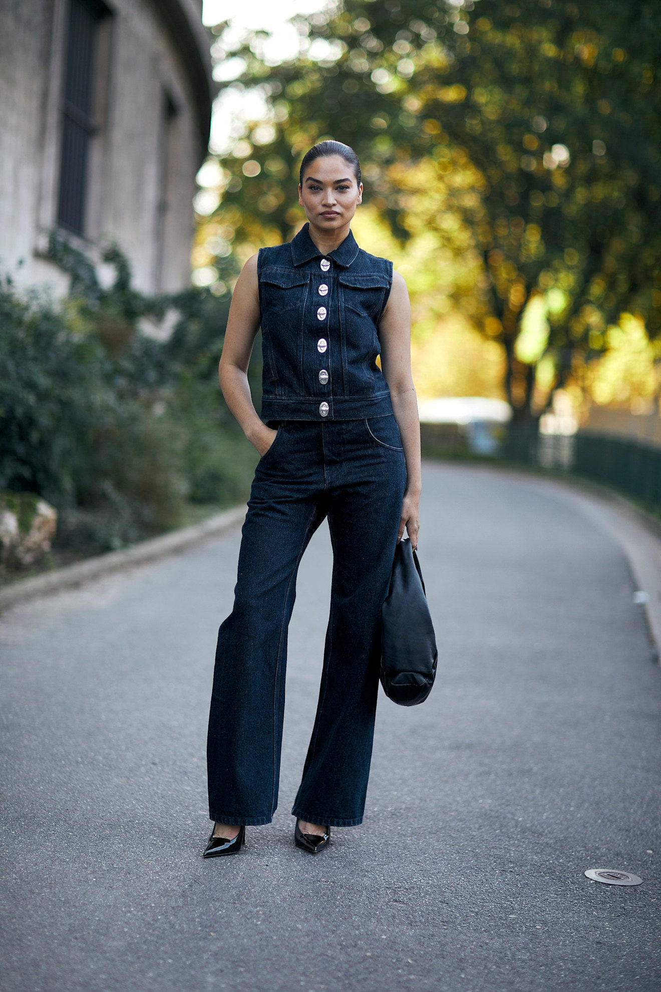 Mujer con jeans azul oscuro