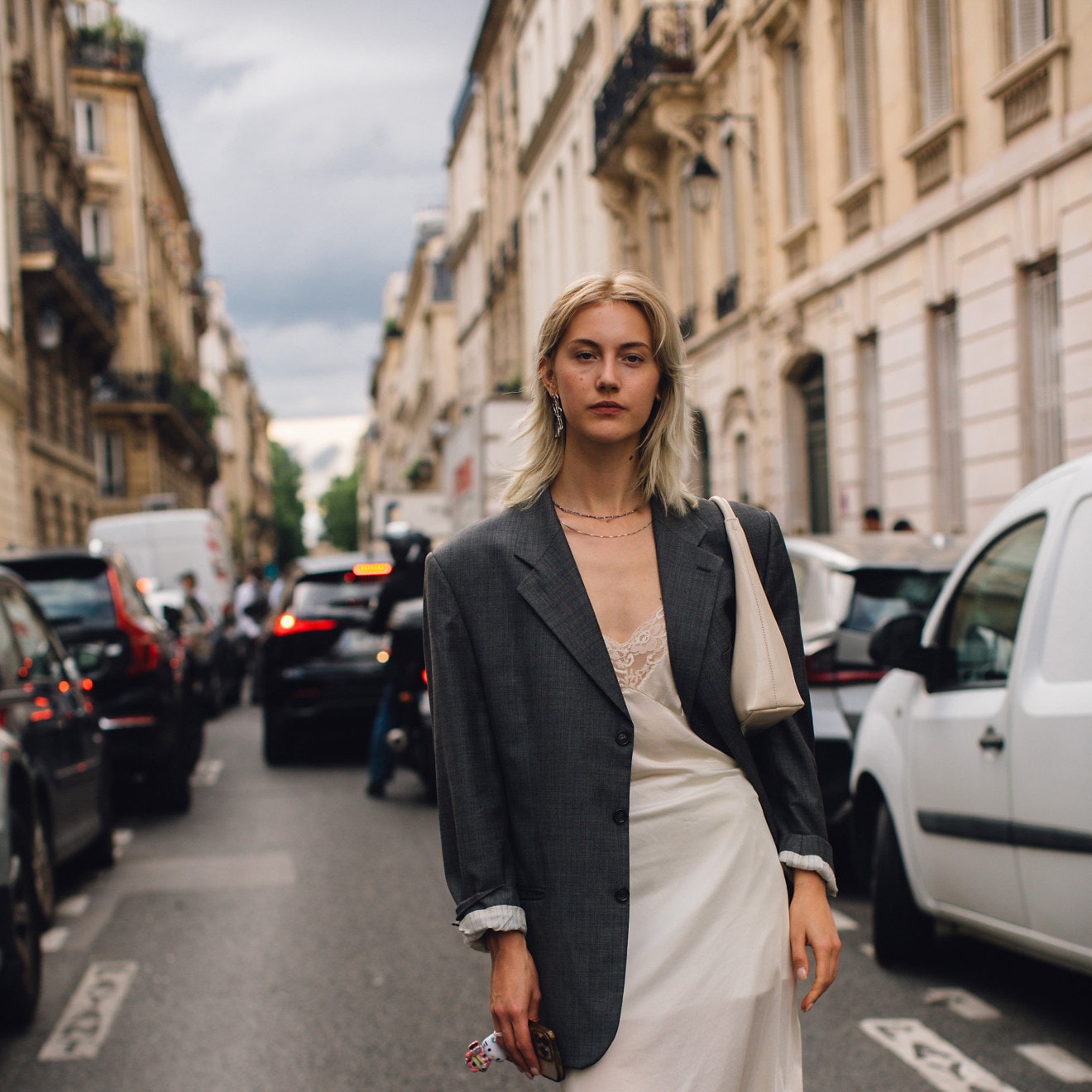 Ideas para llevar botas negras con pantalones y vestidos todo el otoño