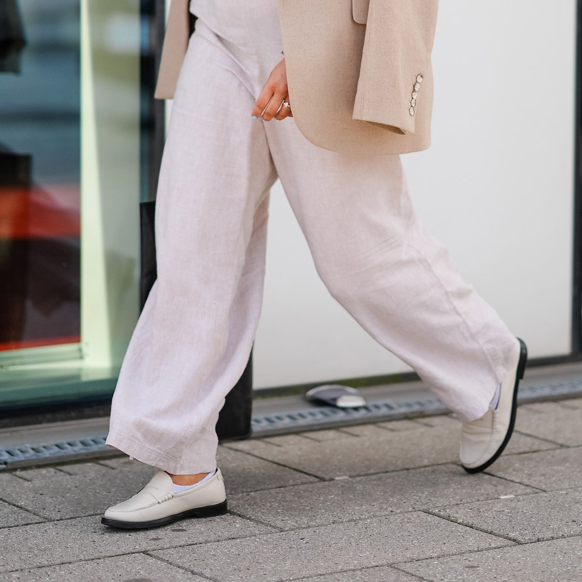 Mocasines blancos de mujer que lucen elegantes y combinan con todo en tu clóset este Otoño-Invierno 2024