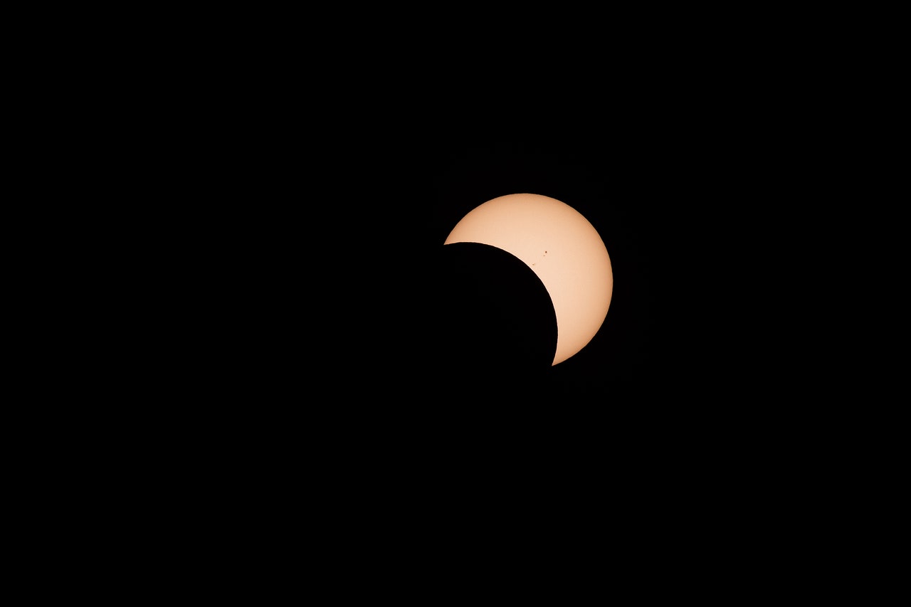 Can You View a Round Solar Eclipse Through a Square Hole?