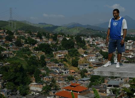 
Um morador do Morro do Jordão, em Jacarepaguá, uma das favelas onde milícias formadas por policiais e ex-policiais assumiram o controle
