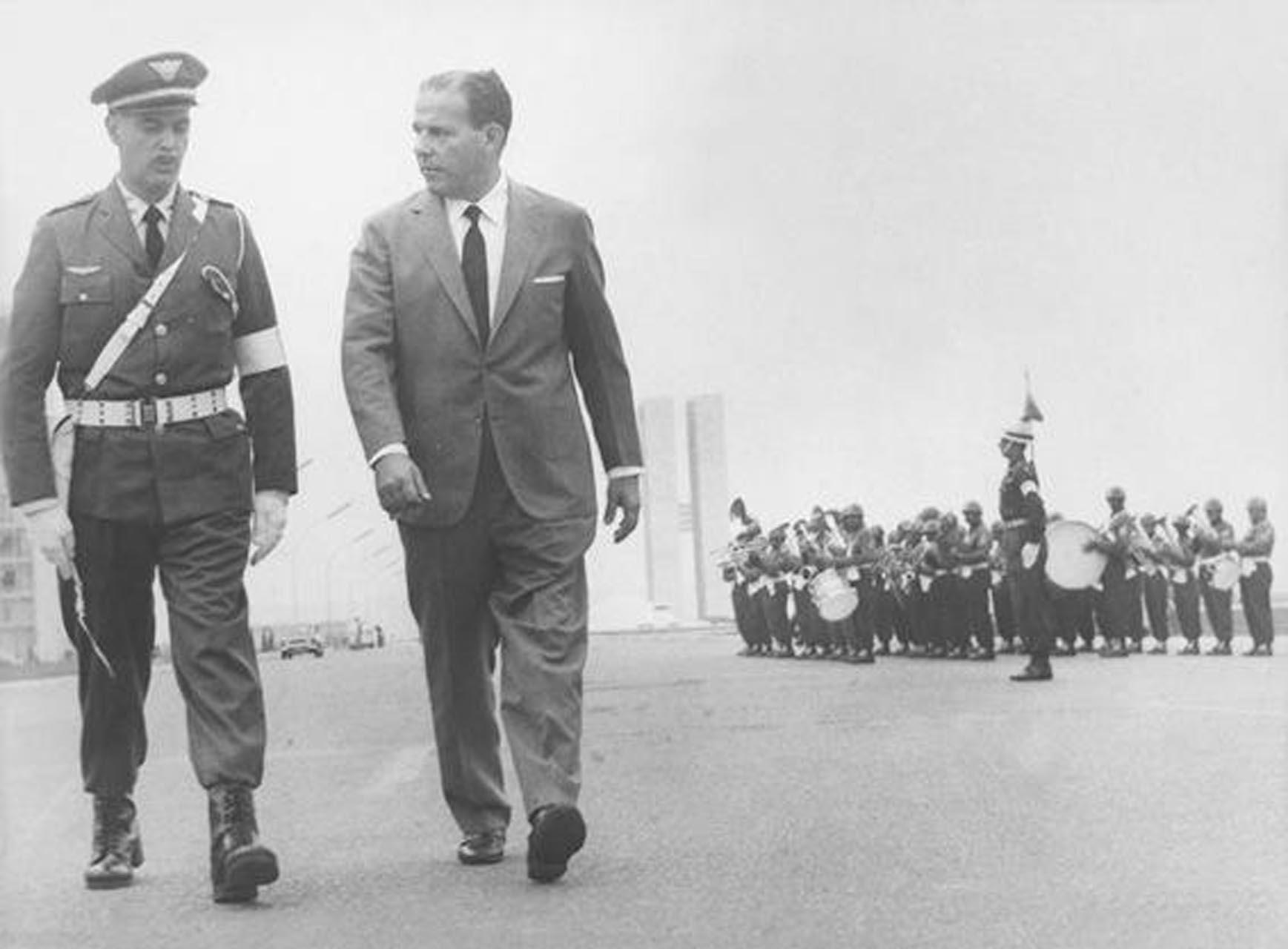 O presidente João Goulart em cerimônia militar em Brasília