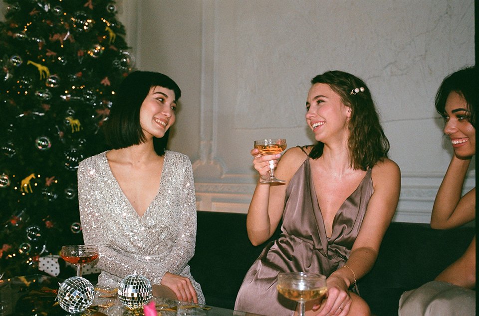 Mujeres disfrutando de las relaciones navideñas