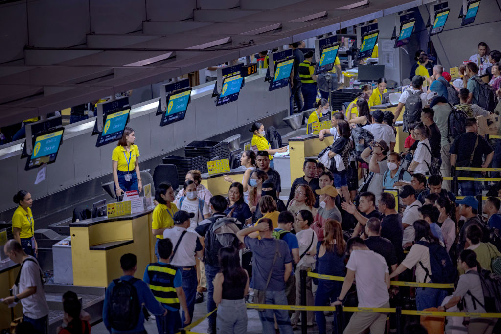 a crowded airport
