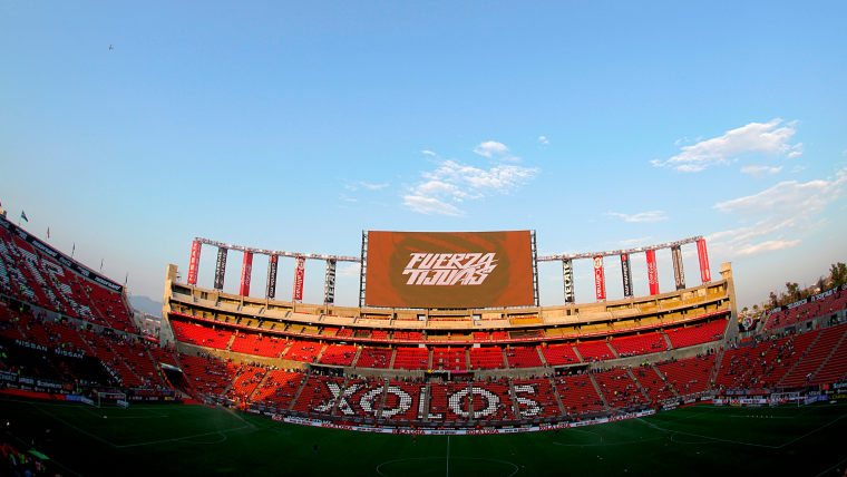 Pelea entre aficionados de Chivas y Xolos termina con un aficionado muerto image