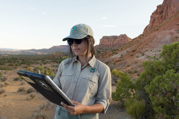 Tania C Parra Ramírez holds a clipboard