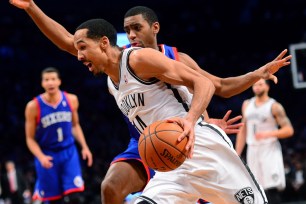 Shaun Livingston drives past the 76ers' Hollis Thompson.