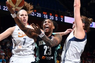 Cappie Pondexter splits Suns defenders Kayla Pedersen and Kelsey Griffin.