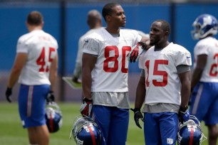 Victor Cruz and Trindon Holliday chat at practice.