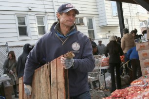Anthony Weiner volunteers at "The River Fund New York" food pantry in 2013.