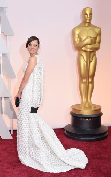Nominee for Best Actress Marion Cotillard arrives on the red carpet for the 87th Oscars February 22, 2015 in Hollywood, California. AFP PHOTO / MARK RALSTON (Photo credit should read MARK RALSTON/AFP/Getty Images)