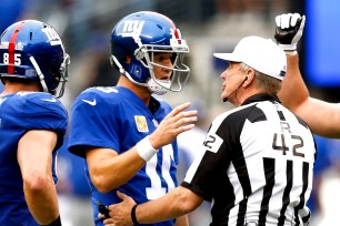 Jeff Triplette talks with Eli Manning