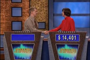 'Jeopardy!' champion Ken Jennings (L) shakes hands after losing to new champion Nancy Zerg, in a show telecast on November 30, 2004. Jennings walked away with $2,520,700 in cash, after 74 consecutive victories, in what the syndicated TV show's distributors said was a record for the most money ever won on a television game show, as well as the most victories. FOR EDITORIAL USE ONLY REUTERS/Jeopardy/Handout