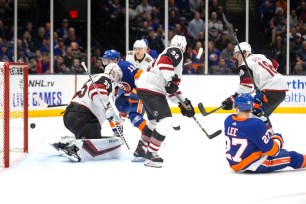 Anders Lee (No. 27) scores the game-winning goal in the Islanders' 4-2 win over the Coyotes on Thursday night.