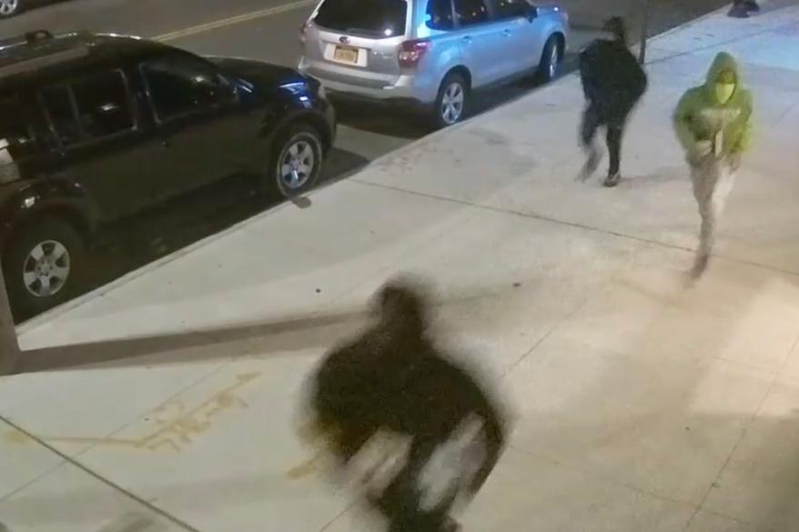 Police are looking for looters who smashed into a Brooklyn AT&T store.