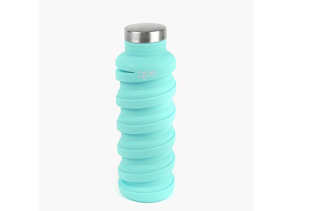 A turquoise water bottle from Que 