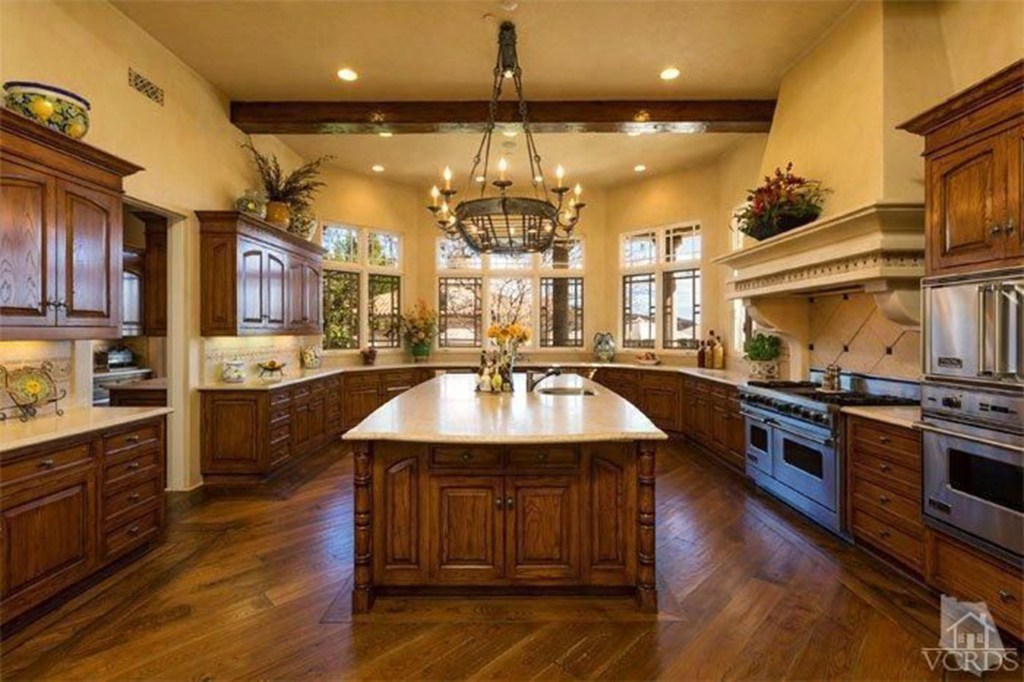 The main kitchen. There is a separate kitchen in the pool house. 