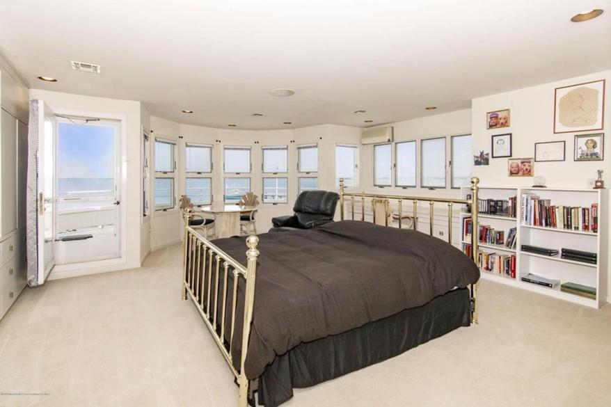 “The Irishman” star’s bedroom suite has a private balcony, a luxury bathroom and a private office. 