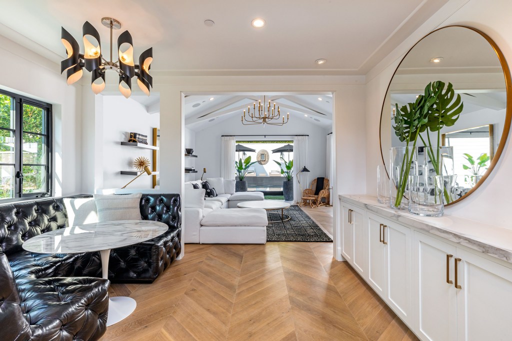 The breakfast room with a breakfast nook. 