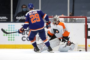 Brock Nelson scores the game-winning shootout goal on Carter Hart to lead the Islanders to a 3-2 win over the Flyers.