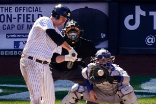 Jay Bruce hits a two-run single during the Yankees' 5-3 win over the Blue Jays.