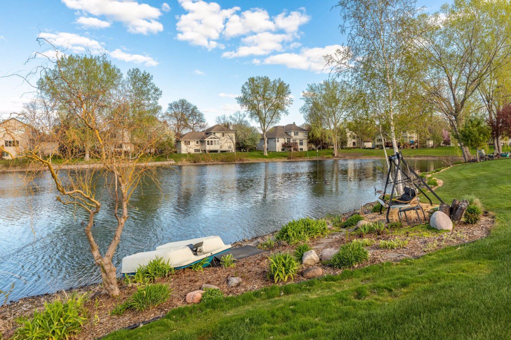 The shoreline spans an irregularly large 270 feet due to the lot's unusual shape.