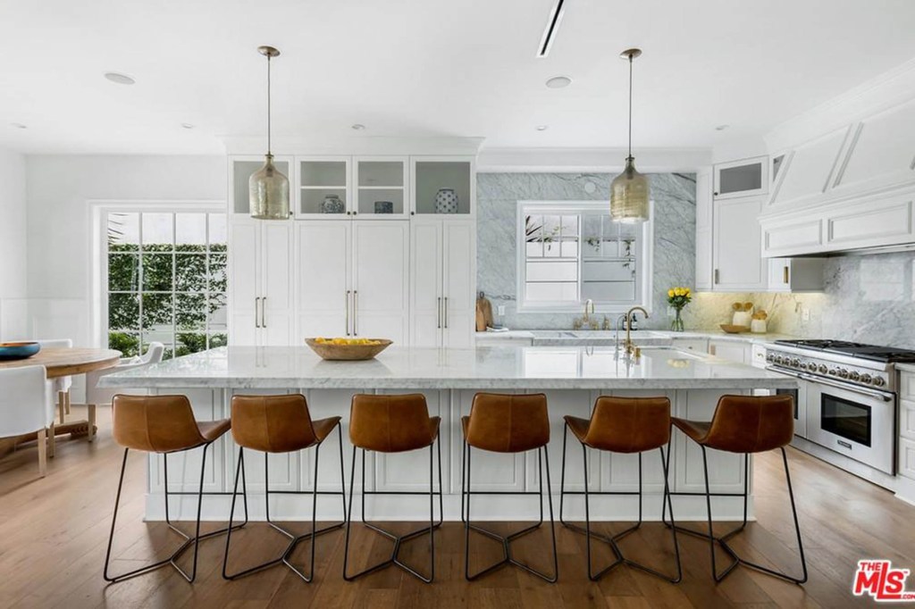 A six-seat snack/breakfast counter.