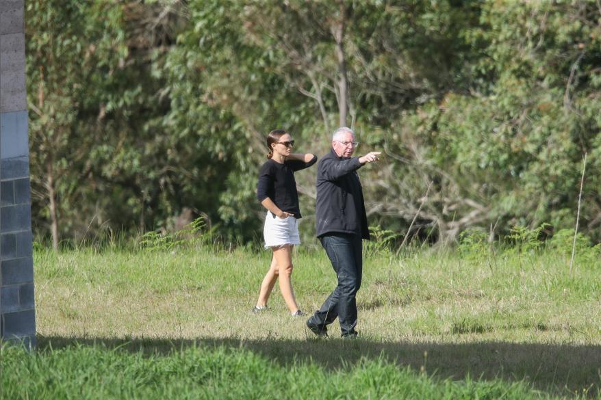 The architect giving the tour appears to be famed Aussie Pritzker winner Glenn Marcus Murcutt.