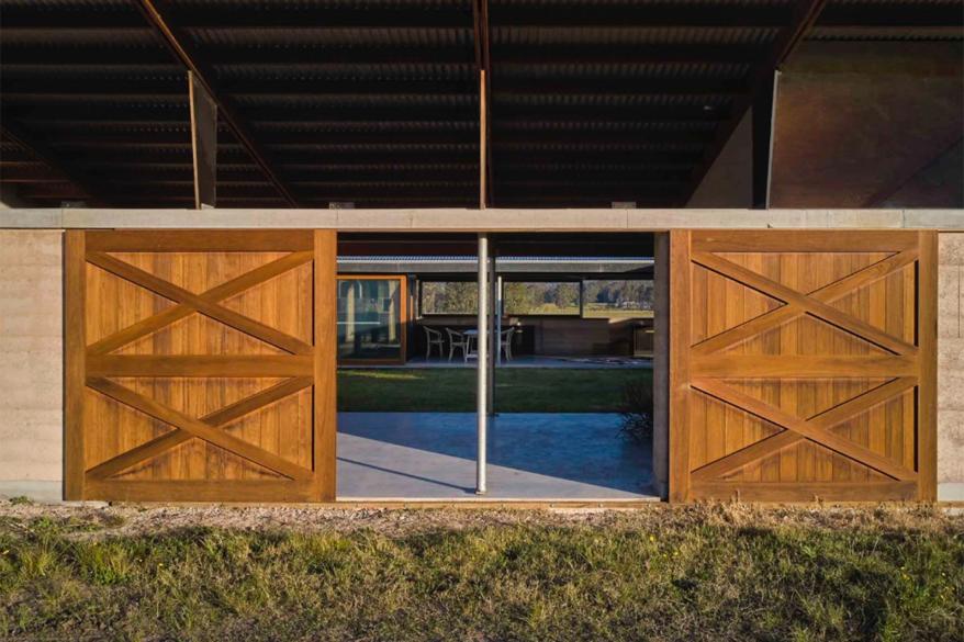 Glenn Marcus Murcutt's designs prioritize indoor-outdoor living.