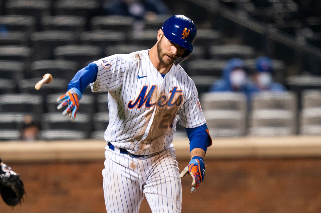 New York Mets Pete Alonso (20) pops out