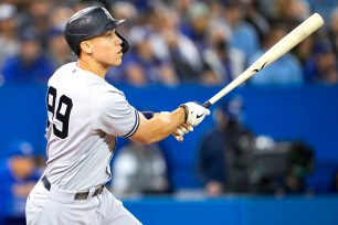 Aaron Judge belts a solo homer in the third inning of the Yankees' 7-2 win over the Blue Jays.