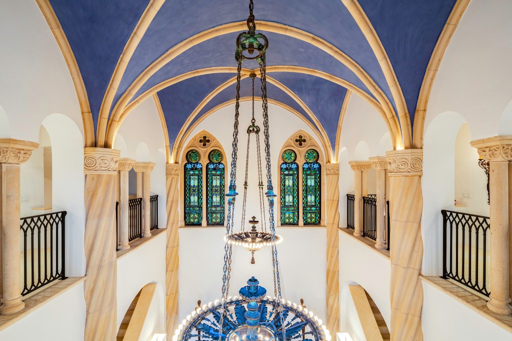 The ceiling is a purple buttressed groin vault in the Norman English Romanesque style, harkening to the 11th century Cathedral of Durham in England. 