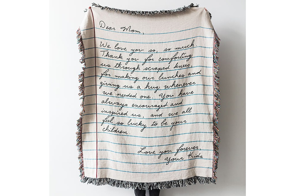 A handwritten note sticked onto a blanket 