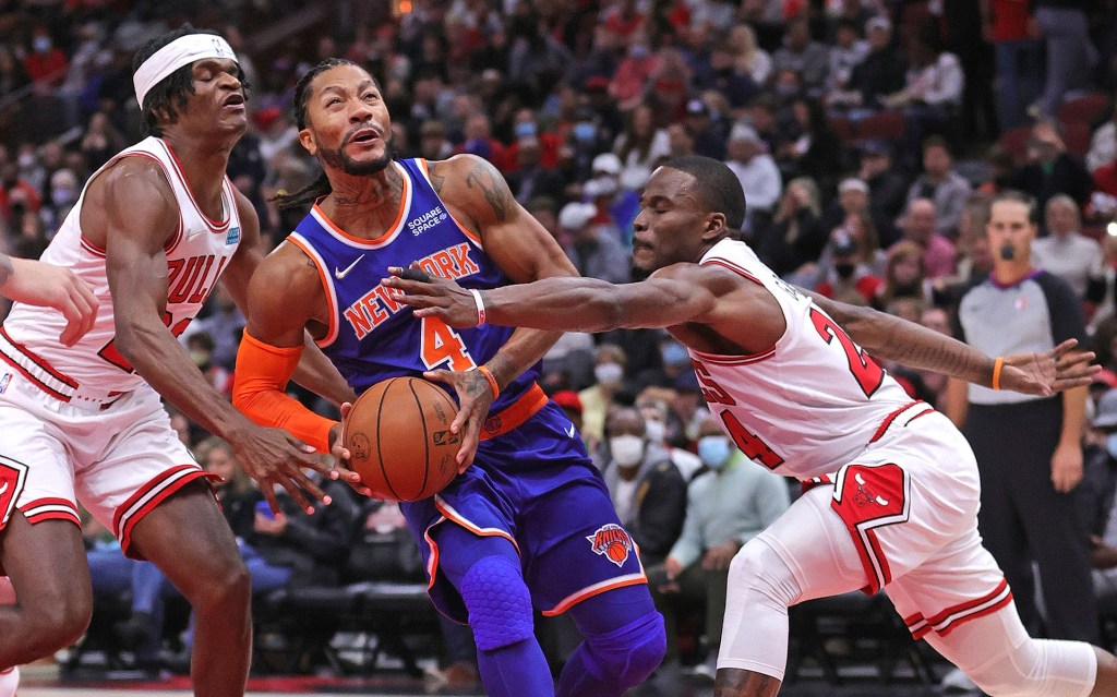 Derrick Rose drives between two Bulls defenders during the Knicks' win.