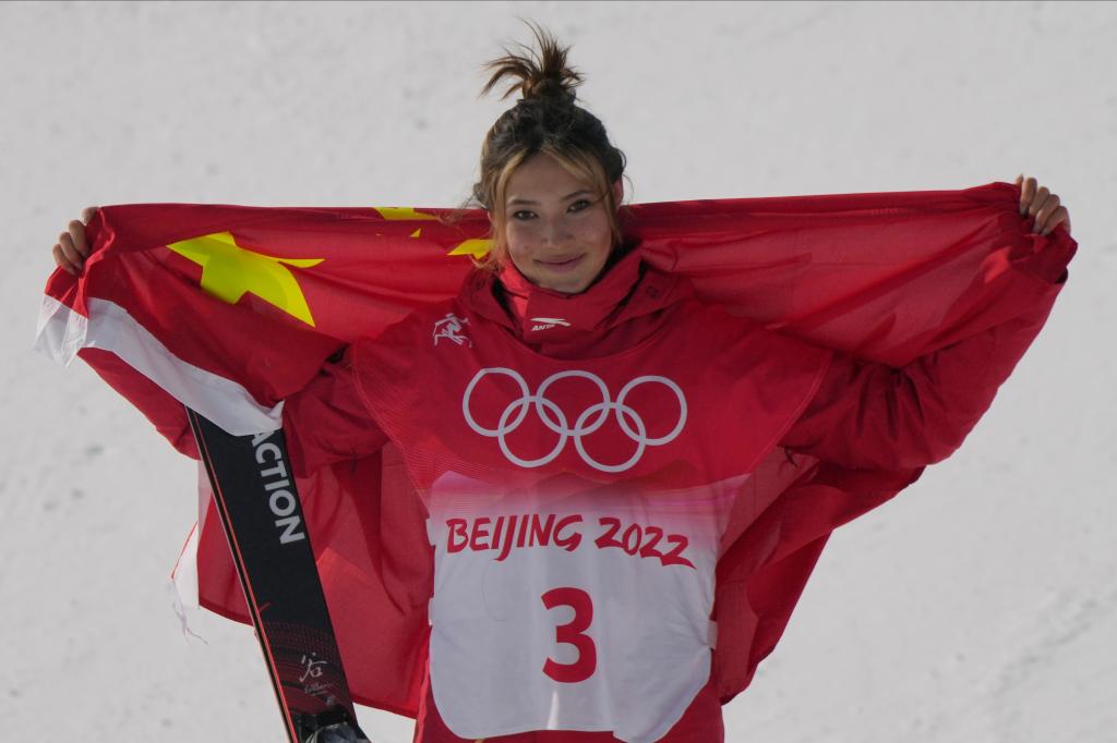 Eileen Gu celebrates with the Chinese flag.