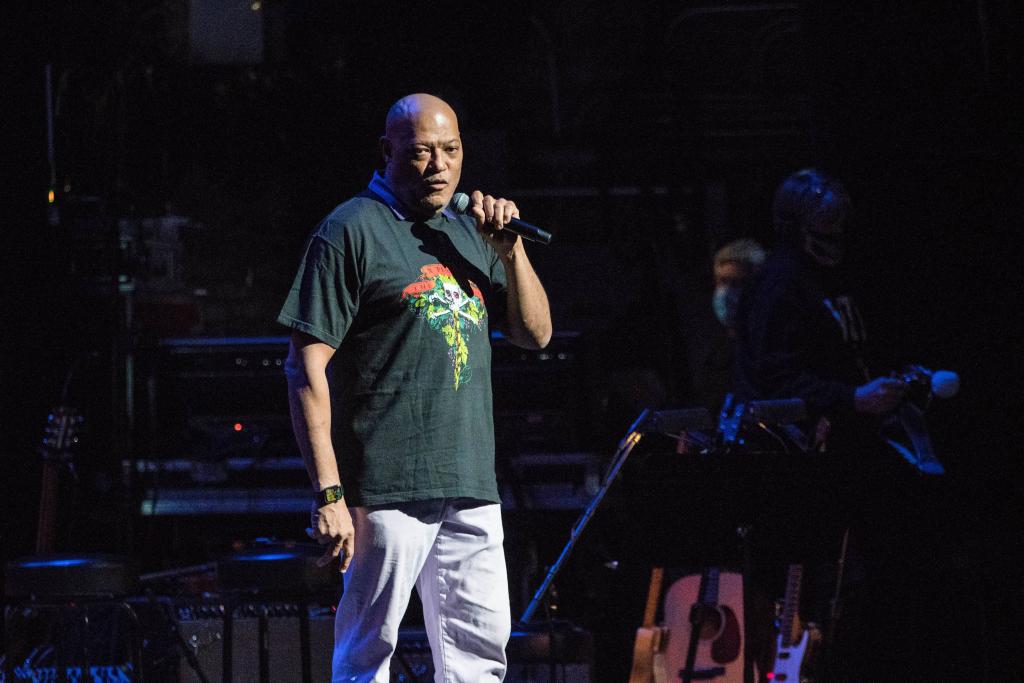 Laurence Fishburne talking on stage.