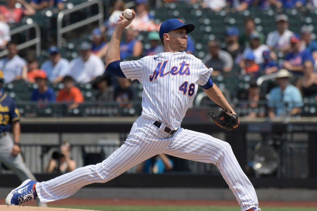 Mets pitcher Jacob deGrom delivers the ball 