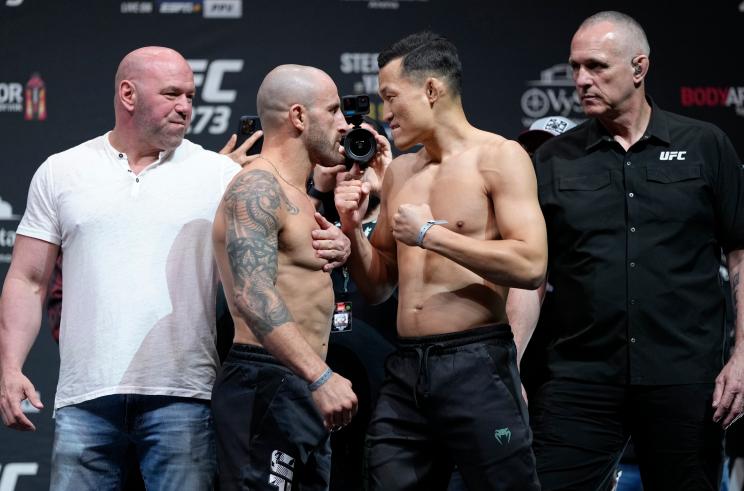 Alexander Volkanovski (left) and Chan Sung Jung square off