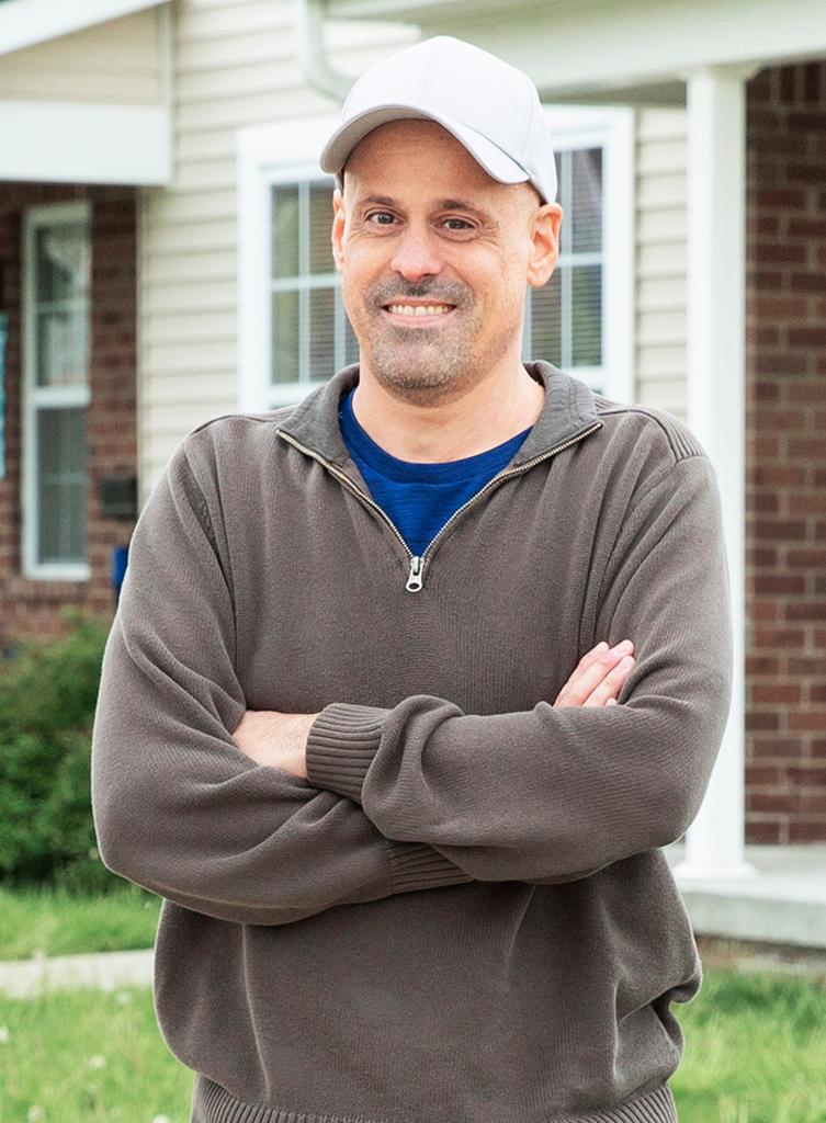 Geno from 90 Day Fiancé: Before the 90 Days poses in a hat.