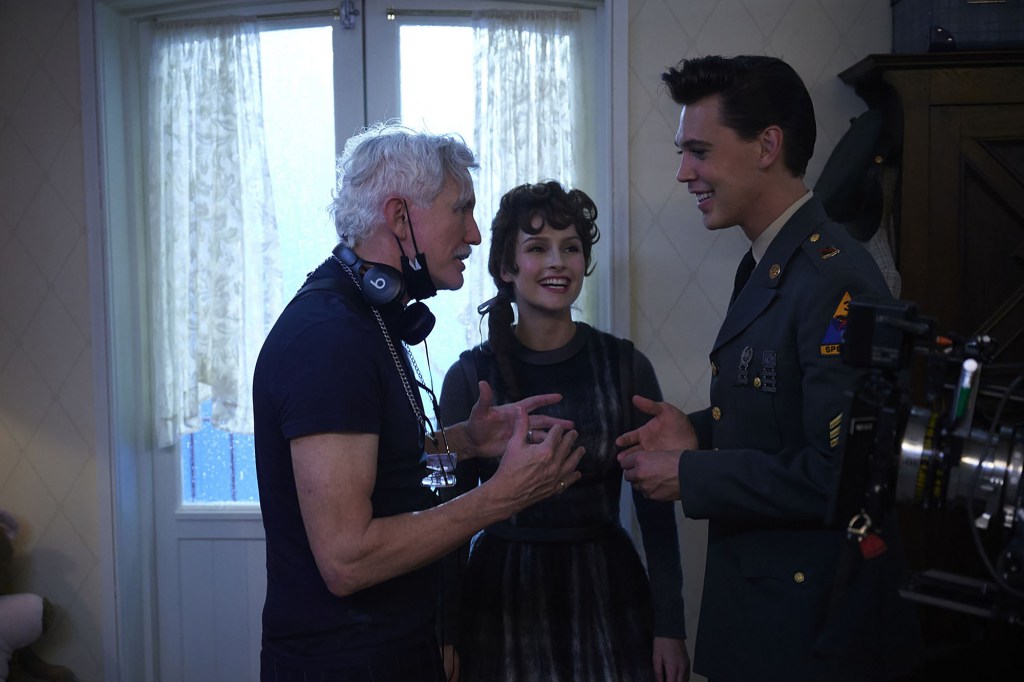 ELVIS, from left: director Baz Luhrmann, Olivia DeJonge, Austin Butler, on set, 2022. ph: Kane Skennar /© Warner Bros. /Courtesy Everett Collection