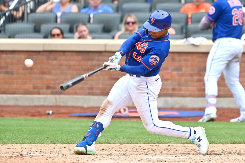 Francisco Lindor belts an RBI single during the Mets' victory.